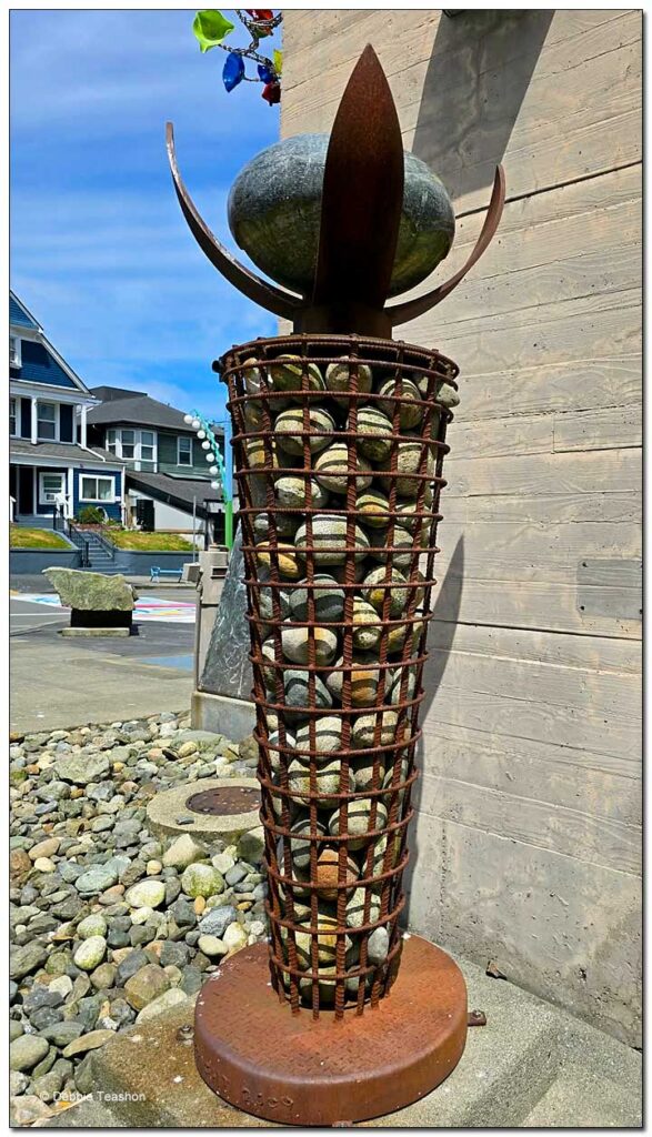 Sculpture on a gabion