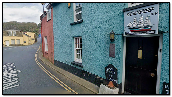 Google Map illustrates the narrow sidewalk on a narrow street.